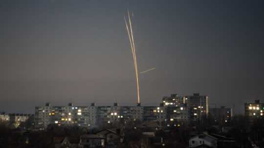 Rakety, ktoré vystrelila ruská armáda z Belgorodskej oblasti, dopadajú na mesto Charkov.