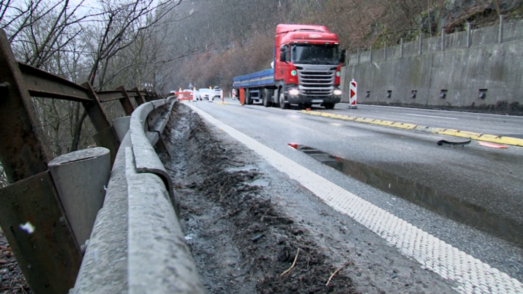 Cestu pod Strečnom musia opraviť. Problémom je, že úsek nemá reálnu obchádzku