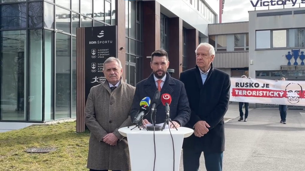 Na snímke sú aktéri výzvy, za nimi aktivisti zo skupina Mier na Ukrajine. 