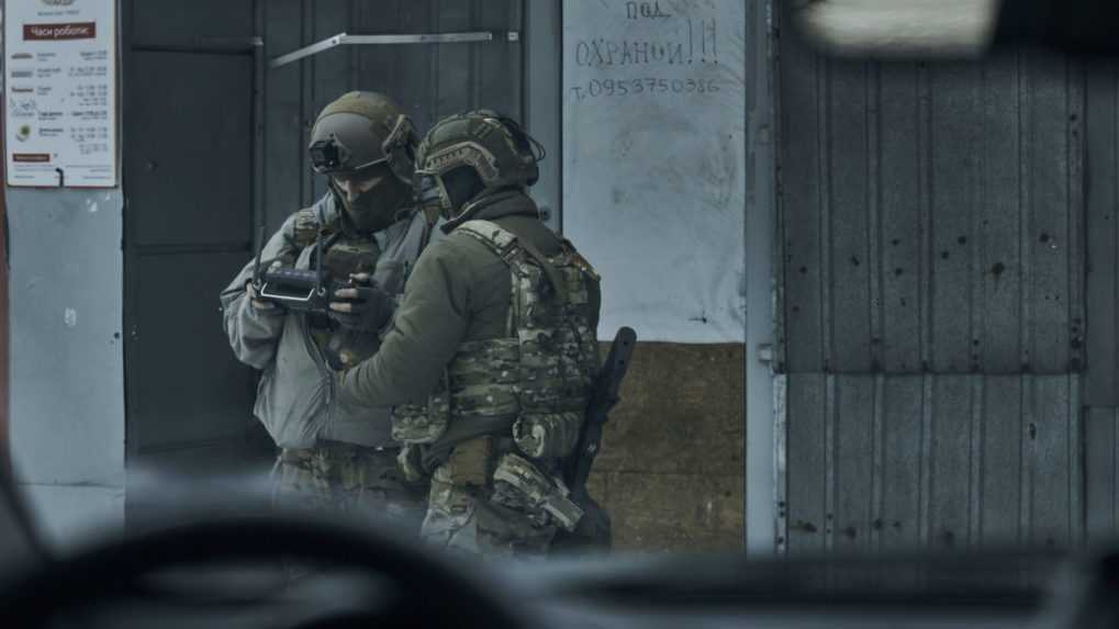 Ukrajinskí vojaci kontrolujú situáciu za pomoci drona v meste Bachmut v Doneckej oblasti na východe Ukrajiny v nedeľu 12. februára 2023.