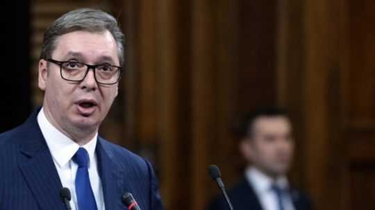 Srbský premiér Aleksandar Vučič pri prejave v parlamente.