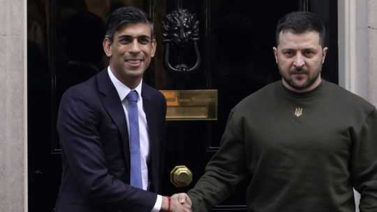 Ukrajinský prezident Volodymyr Zelenskyj (vpravo) a britský premiér Rishi Sunak pózujú na Downing Street 10 v Londýne