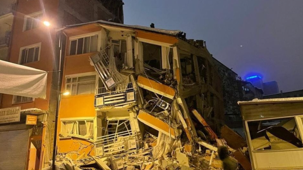 na snímke zničená obytná budova.