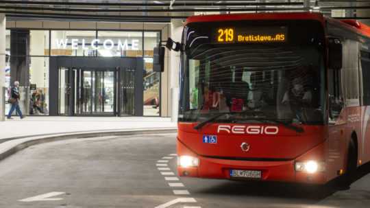 Odstavený autobus na autobusovej stanici Mlynské NIvy.