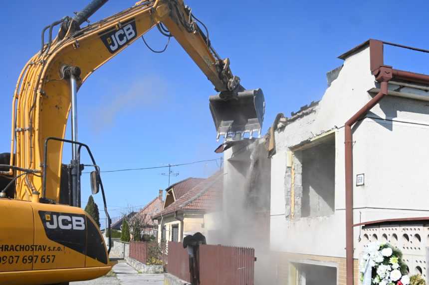 Na snímke sú búracie práce domu Jána Kuciaka vo Veľkej Mači.