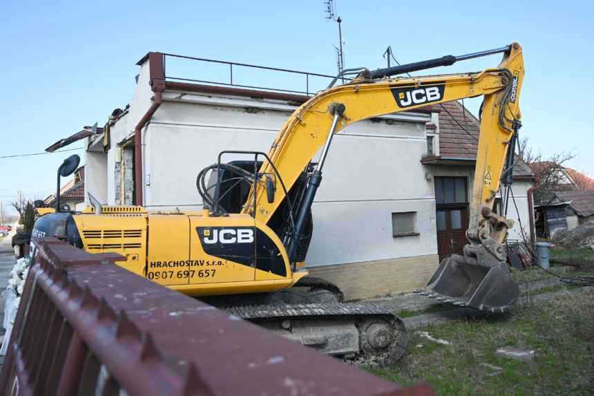 Na snímke sú búracie práce domu Jána Kuciaka vo Veľkej Mači.