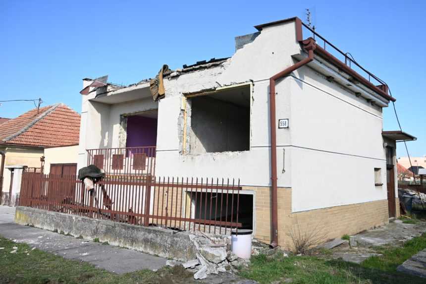 Na snímke sú búracie práce domu Jána Kuciaka vo Veľkej Mači.