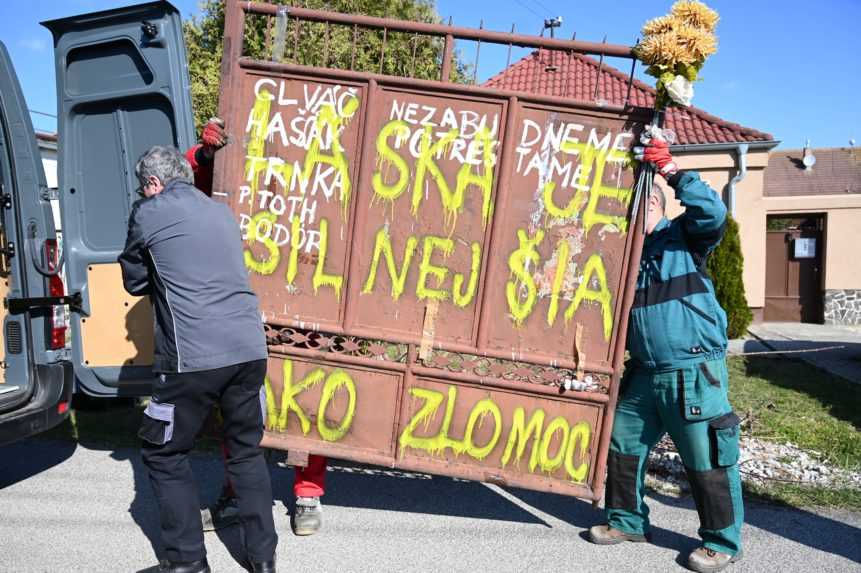 Na snímke sú búracie práce domu Jána Kuciaka vo Veľkej Mači.
