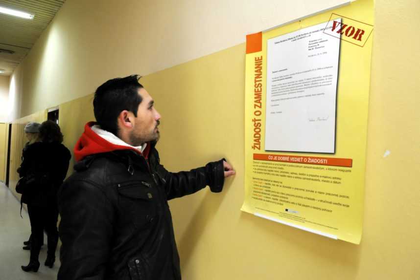 Muž si prezerá vzorové tlačivo žiadosti o zaradenie do evidencie uchádzačov o zamestnanie.