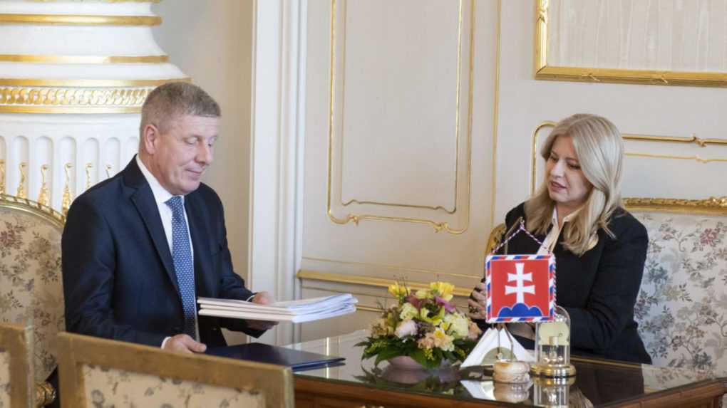Na snímke prezidentka SR Zuzana Čaputová a dočasne poverený minister zdravotníctva SR Vladimír Lengvarský (nom. OĽANO).