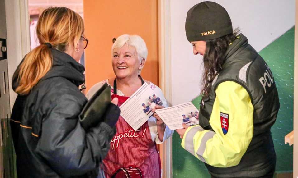 Na snímke sa poštárka a policajtka rozprávajú s dôchodkyňou.