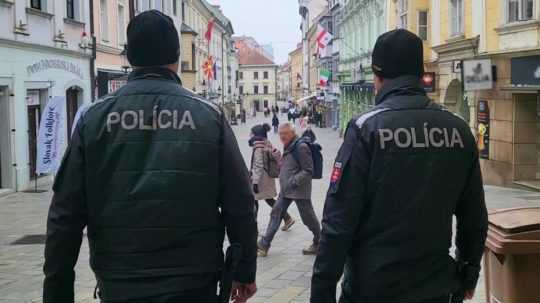 Na snímke stojí dvojica policajtov na ulici v centre Bratislavy.