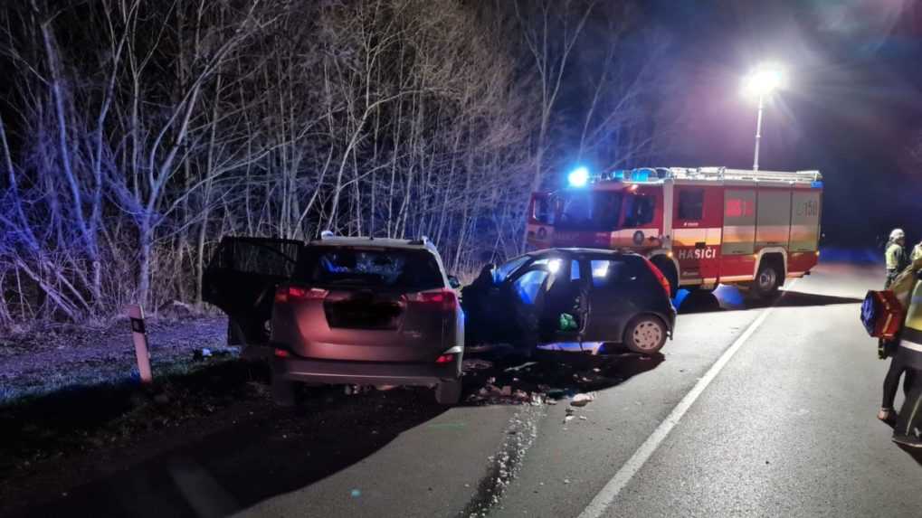 Medzi Bzincami pod Javorinou a Hrušovým sa stala vážna nehoda. Úsek je neprejazdný