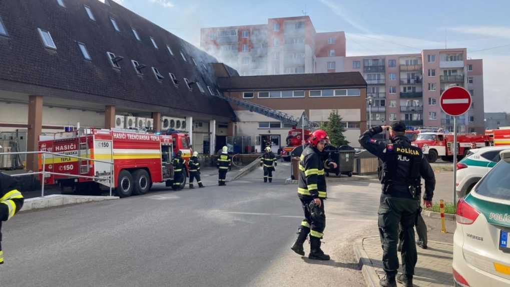 V Trenčianskych Tepliciach horelo nákupné centrum. Zranili sa dvaja ľudia