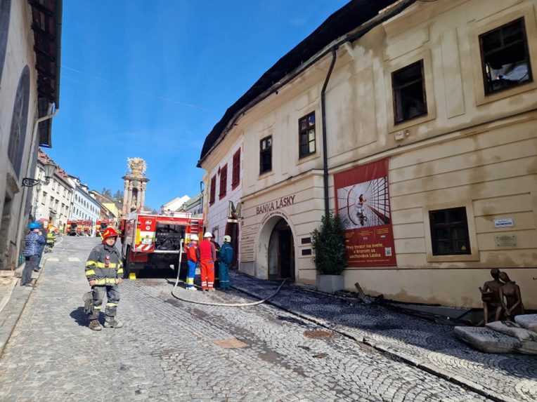 Na snímke je požiarom poškodená budova v Banskej Štiavnici.