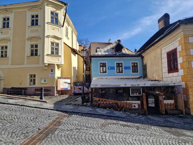 Na snímke je požiarom poškodená budova v Banskej Štiavnici.