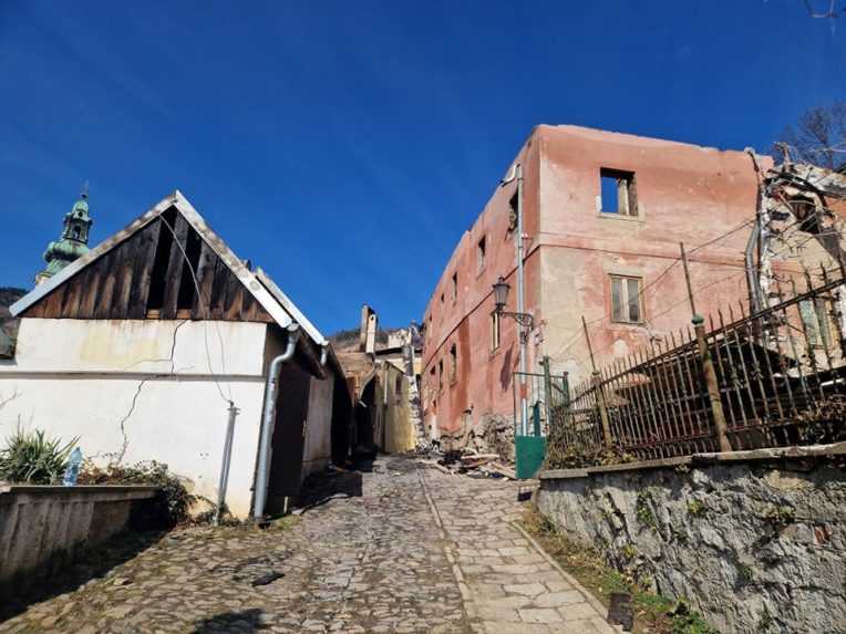 Na snímke je požiarom poškodená budova v Banskej Štiavnici.