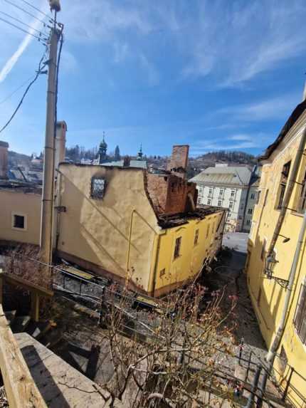 Na snímke je požiarom poškodená budova v Banskej Štiavnici.