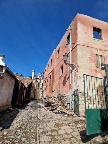 Na snímke je požiarom poškodená budova v Banskej Štiavnici.