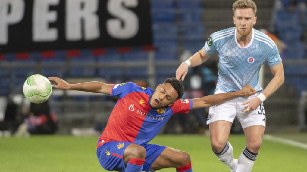 Vpravo Lucas Lovat (Slovan) a vľavo Dan Ndoye (FC Bazilej) v súboji o loptu.