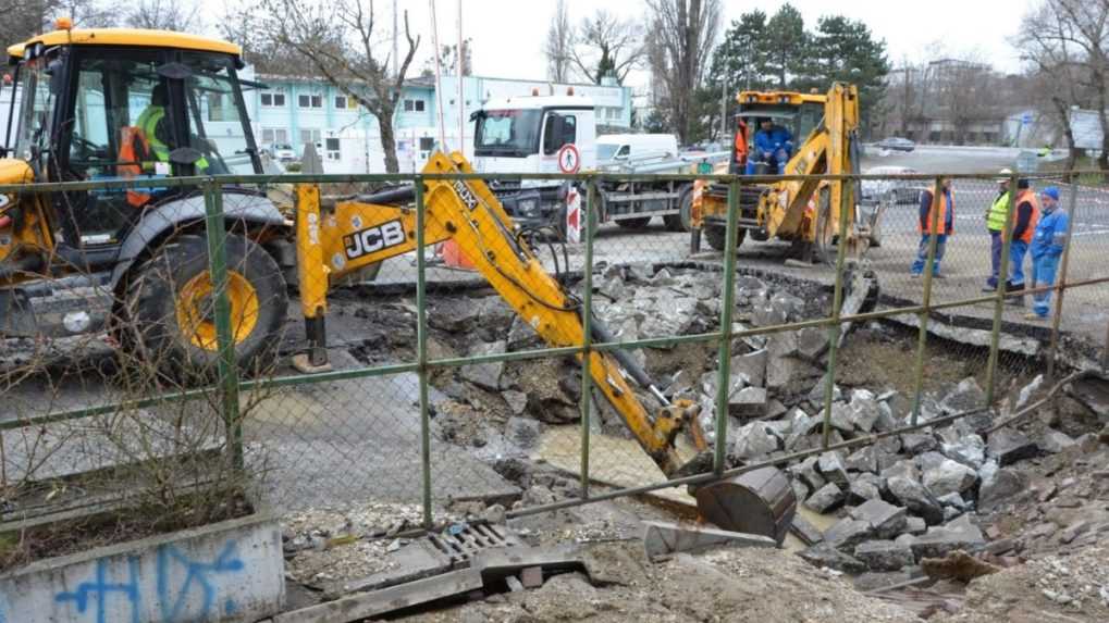 Vodári začali s opravou potrubia, ktoré zaplavilo Sad Janka Kráľa. Zisťujú rozsah škôd