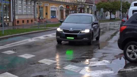 auto s predným brzdovým svetlom