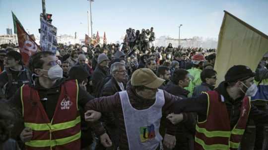 Odborári počas protestov vo francúzskom Lyone.