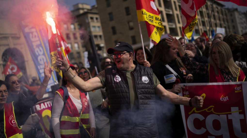 Protestujúci drží svetlicu počas demonštrácie v Marseille.