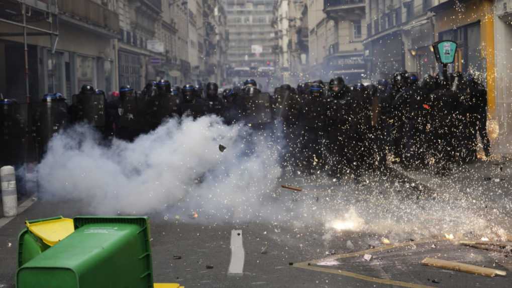 Príslušníci poriadkovej polície počas demonštrácie v Paríži.