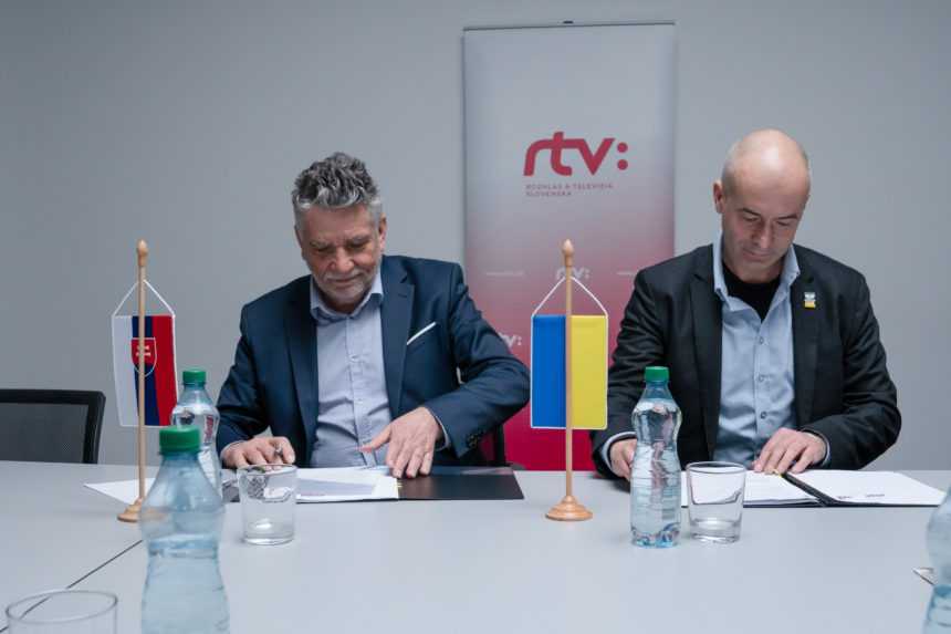 Na snímke (zľava) generálny riaditeľ RTVS Ľuboš Machaj a člen Správnej rady Národnej verejnoprávnej televíznej a rozhlasovej spoločnosti Ukrajiny UA: PBC Andriy Taranov.