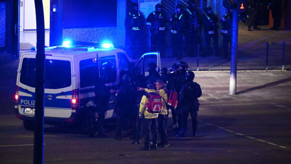 Policajti na mieste streÃ„Â¾by v Hamburgu.