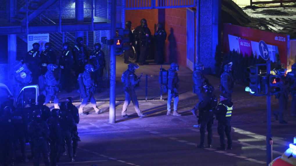 Ozbrojení policajti neďaleko miesta streľby.