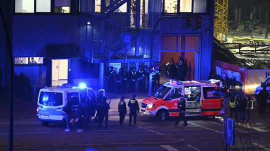 Na snímke ozbrojení policajti neďaleko miesta streľby v Hamburgu.