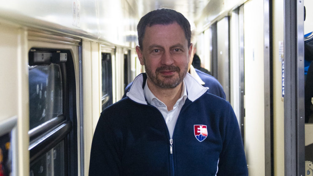 Na snímke dočasne poverený predseda vlády Eduard Heger počas cesty vlakom na Ukrajinu.