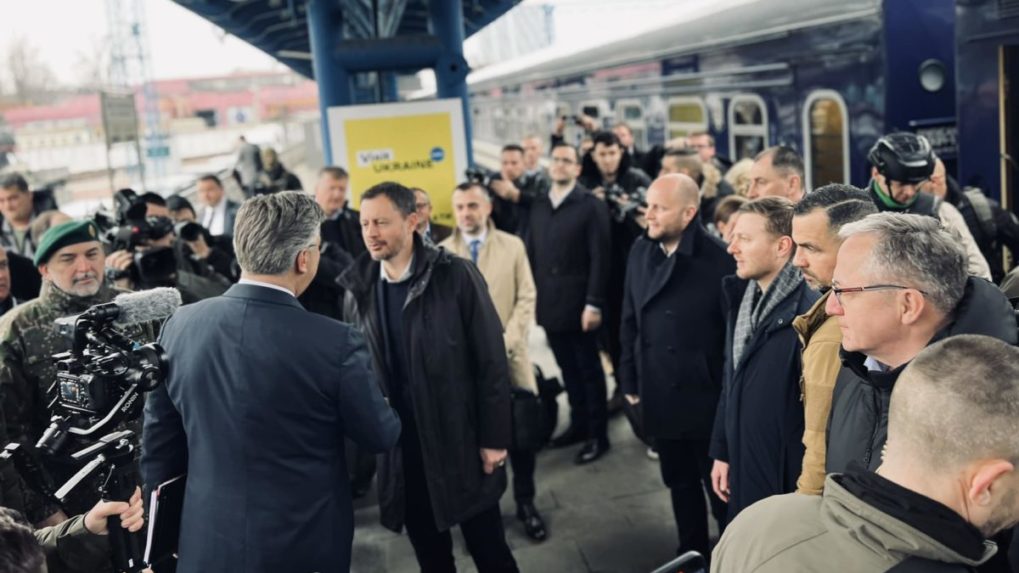 Eduard Heger a Jaroslav Naď na vlakovej stanici na Ukrajine.