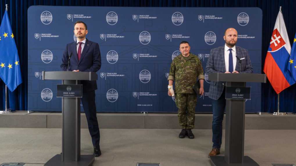 Na snímke zľava predseda vlády Eduard Heger, náčelník Generálneho štábu Ozbrojených síl SR Daniel Zmeko a minister obrany Jaroslav Naď.