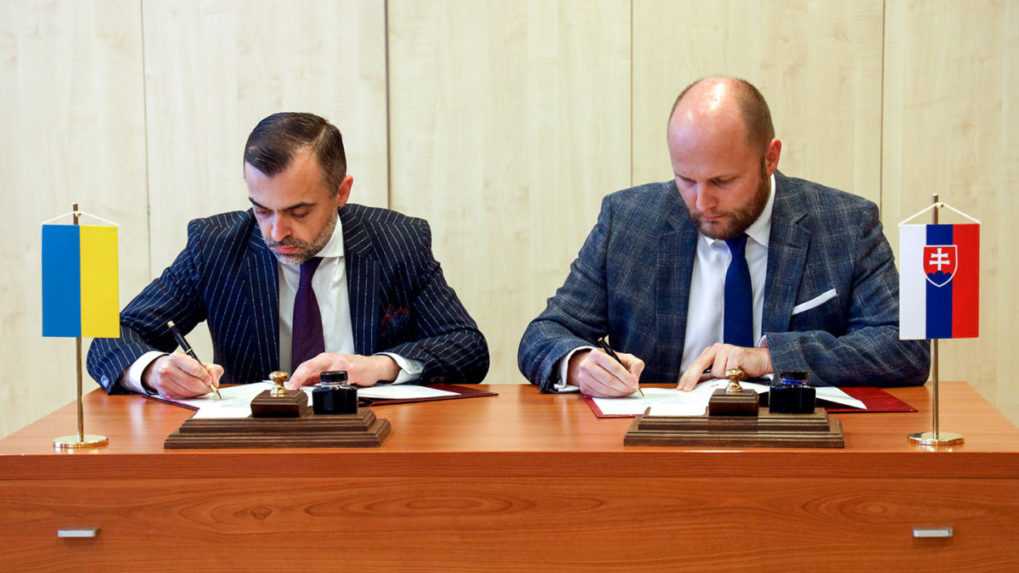 Zľava veľvyslanec Ukrajiny Myroslav Kastran a poveren&yacute; minister obrany Jaroslav Naď pri podpise medzivl&aacute;dnej dohody Slovenska s Ukrajinou.