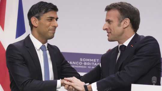 Francúzsky prezident Emmanuel Macron (vpravo) a britský premiér Rishi Sunak.