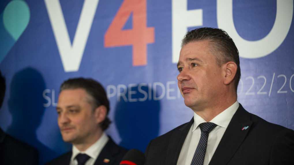 Na snímke zľava štátny tajomník poľského ministerstva vnútra Bartosz Grodecki a dočasne poverený minister vnútra Roman Mikulec.