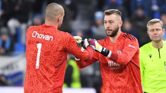 Brankár Slovana Adrián Chovan (vľavo), ktorého nahradil v bráne Martin Trnovský v predĺžení odvetného osemfinálového zápasu Európskej konferenčnej ligy ŠK Slovan Bratislava - FC Bazilej v Bratislave vo štvrtok 16. marca 2023.