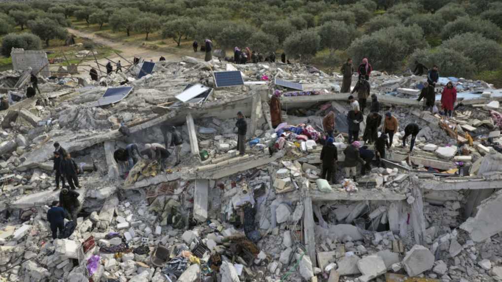 Pracovníci civilnej obrany a obyvatelia prehľadávajú ruiny zrútených budov v meste Harem.