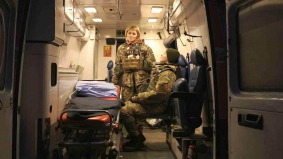 Na arch&iacute;vnej sn&iacute;mke stoj&iacute; Valentyna Pu&scaron;ychov&aacute; v sanitke.