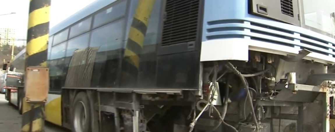 Na sn&iacute;mke zhoren&yacute; autobus.