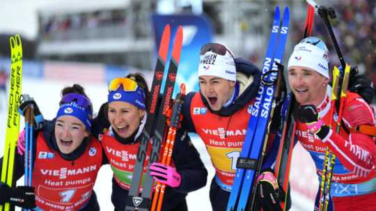 Na snímke francúzski biatlonisti, zľava Lou Jeanmonnotová, Caroline Colombová, Eric Perrot a Fabien Claude triumfovali v mix štafete na podujatí 7. kola Svetového pohára v Novom Měste na Morave v nedeľu 5. marca 2023.