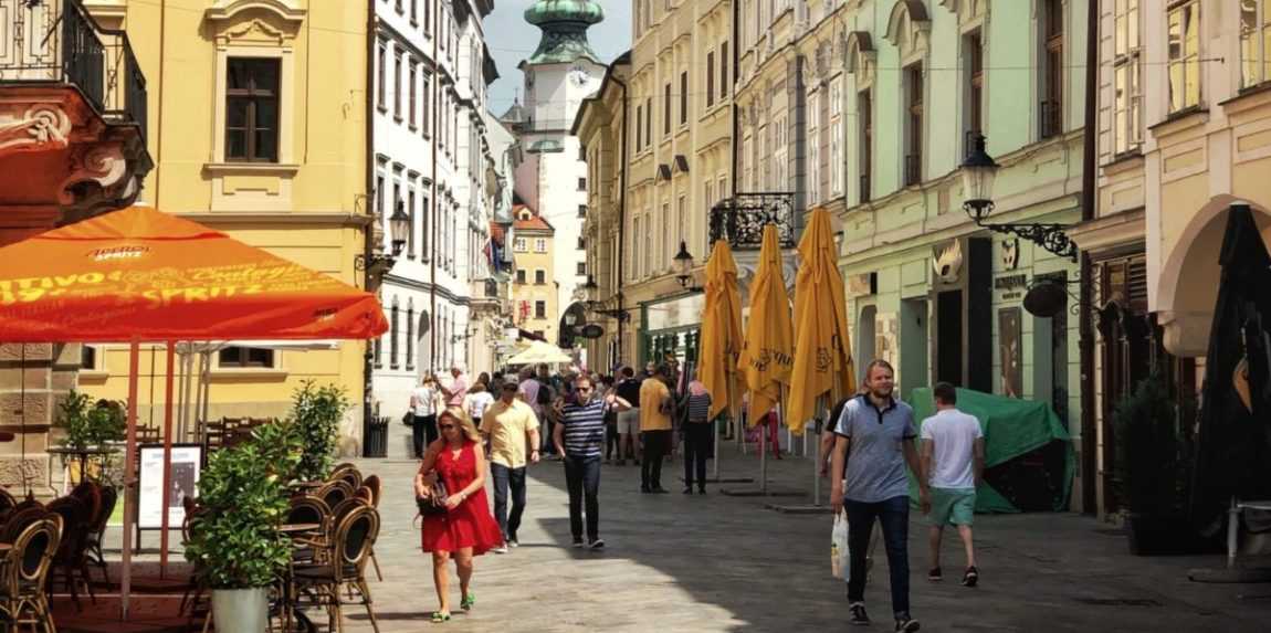 Na snímke ľudia kráčajú po centre Bratislavy