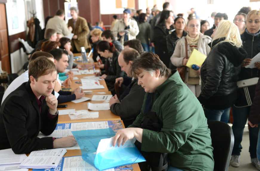 Na snímke sú ľudia na burze práce.