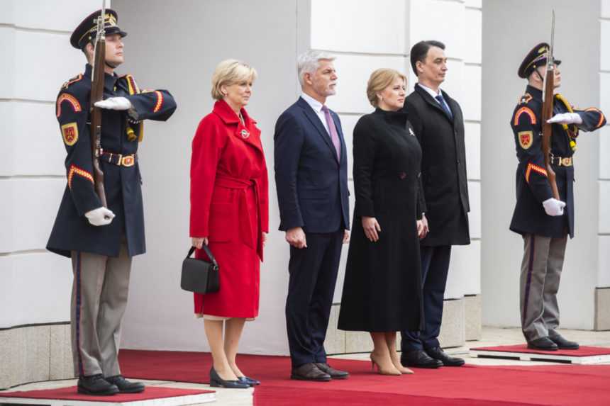 Na snímke sprava partner prezidentky SR Zuzany Čaputovej Juraj Rizman, slovenská prezidentka Zuzana Čaputová, český prezident Petr Pavel, jeho manželka Eva Pavlová počas privítacieho ceremoniálu na prednom nádvorí Prezidentského paláca