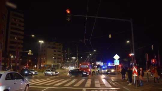 Polícia zaisťuje miesto nehody.