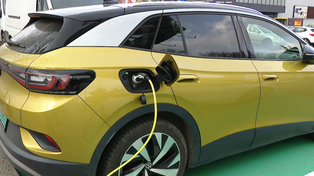 V Európskej únii začali platiť vysoké clá na čínske elektromobily