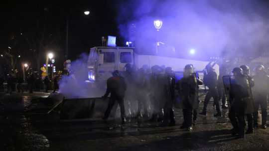 Na snímke sú policajti v Paríži.